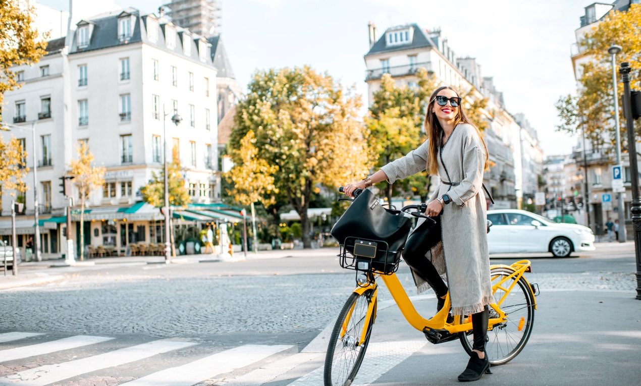 femme sur vélo paris